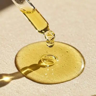 Variedad de aceites diseñados para el cuidado de la piel, ideales para nutrir y revitalizar.