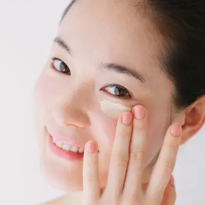 Contorno de ojos que reduce arrugas, bolsas y ojeras, ideal para una mirada más joven y descansada.