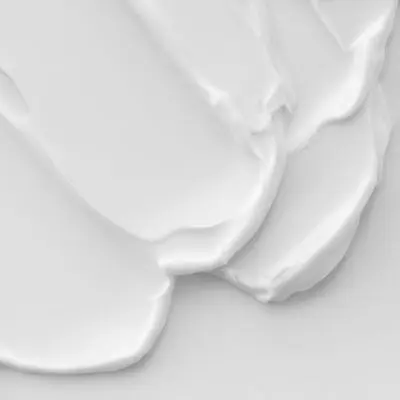 Variedad de cremas diseñadas para el cuidado de la piel, adecuadas para diferentes necesidades y tipos de piel.