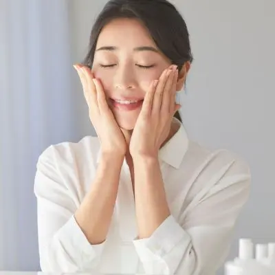 Productos diseñados para ayudar a unificar y restaurar el tono de la piel, mejorando su luminosidad.