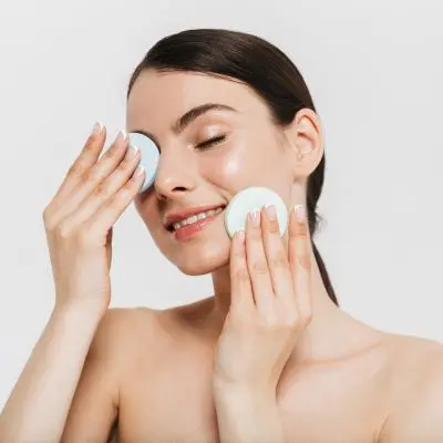 Humectantes faciales que son esenciales para tu rutina diaria, ayudando a mantener la piel fresca y radiante.