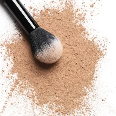 Polvos compactos diseñados para el maquillaje, proporcionando un acabado perfecto y duradero en la piel.