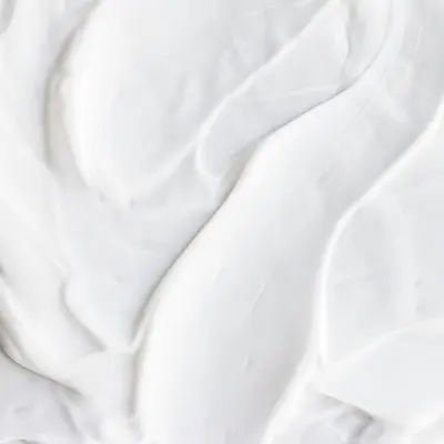 Primers diseñados para crear una base perfecta, ayudando a que el maquillaje se adhiera mejor y dure más tiempo.