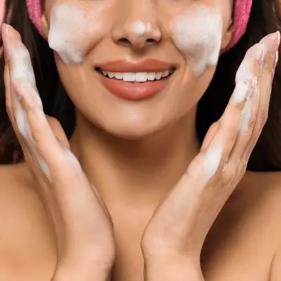 Variedad de productos de limpieza facial que son esenciales para mantener la piel limpia y saludable.