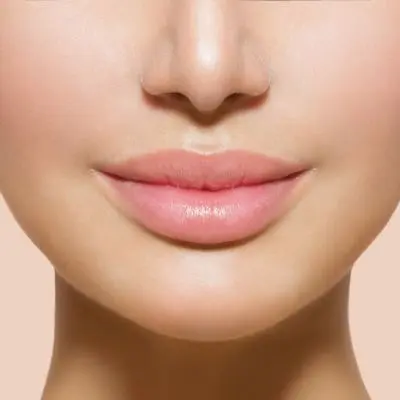 Variedad de productos diseñados para mantener los labios hidratados y suaves, perfectos para un acabado fabuloso.