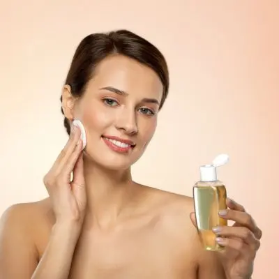 Variedad de tónicos diseñados para mejorar la salud de la piel, incluyendo opciones hidratantes, astringentes, calmantes y exfoliantes.