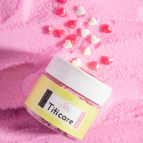 Envase del Exfoliante Facial Pretty Fruit de Titicare, 55 gramos.